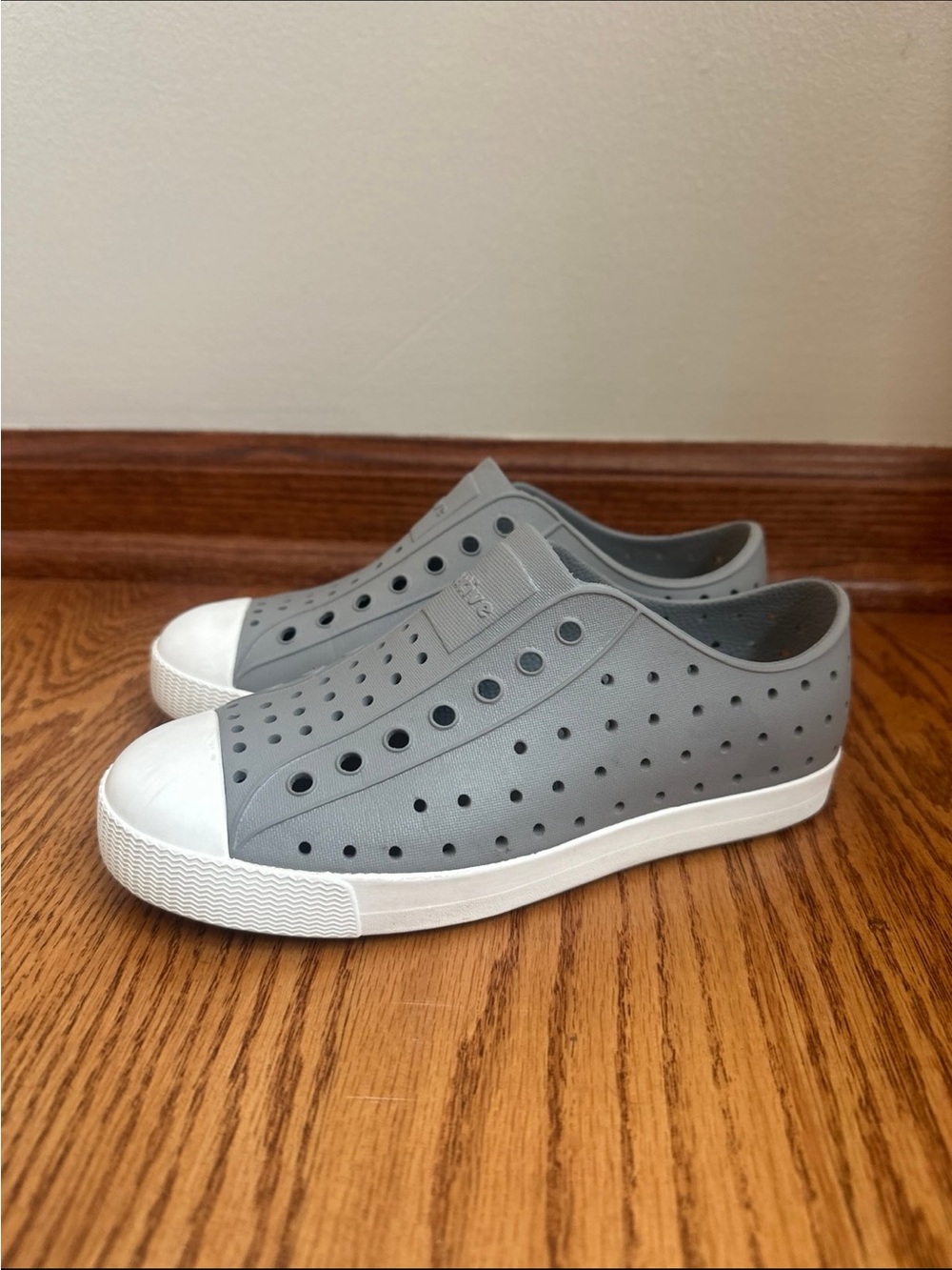 Native Shoes Kids Size J2 Gray